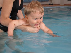 enseñar a nadar niños