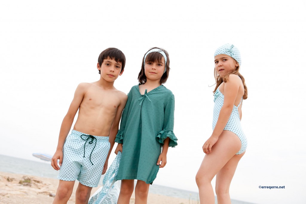 niños y niñas en bañador y boxer