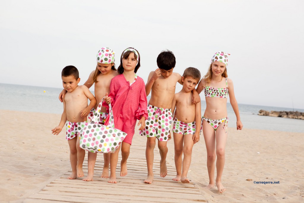 niñas y niños en la playa conjunto bañadores